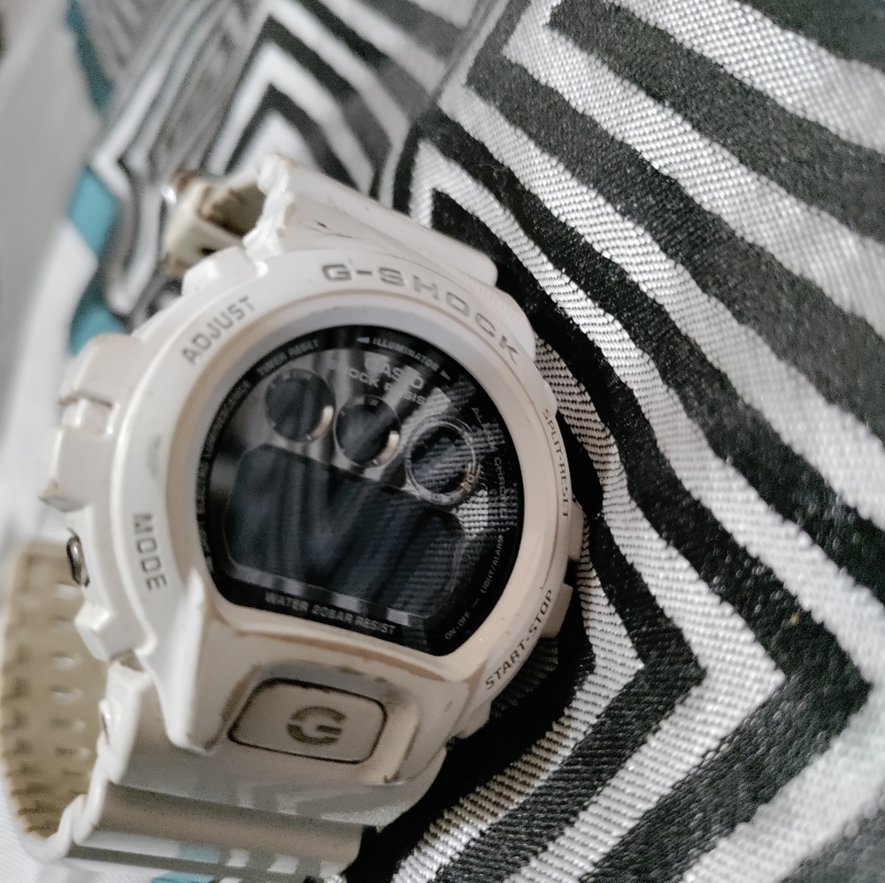 White G-Shock wrist watch - Picture 3 of 3